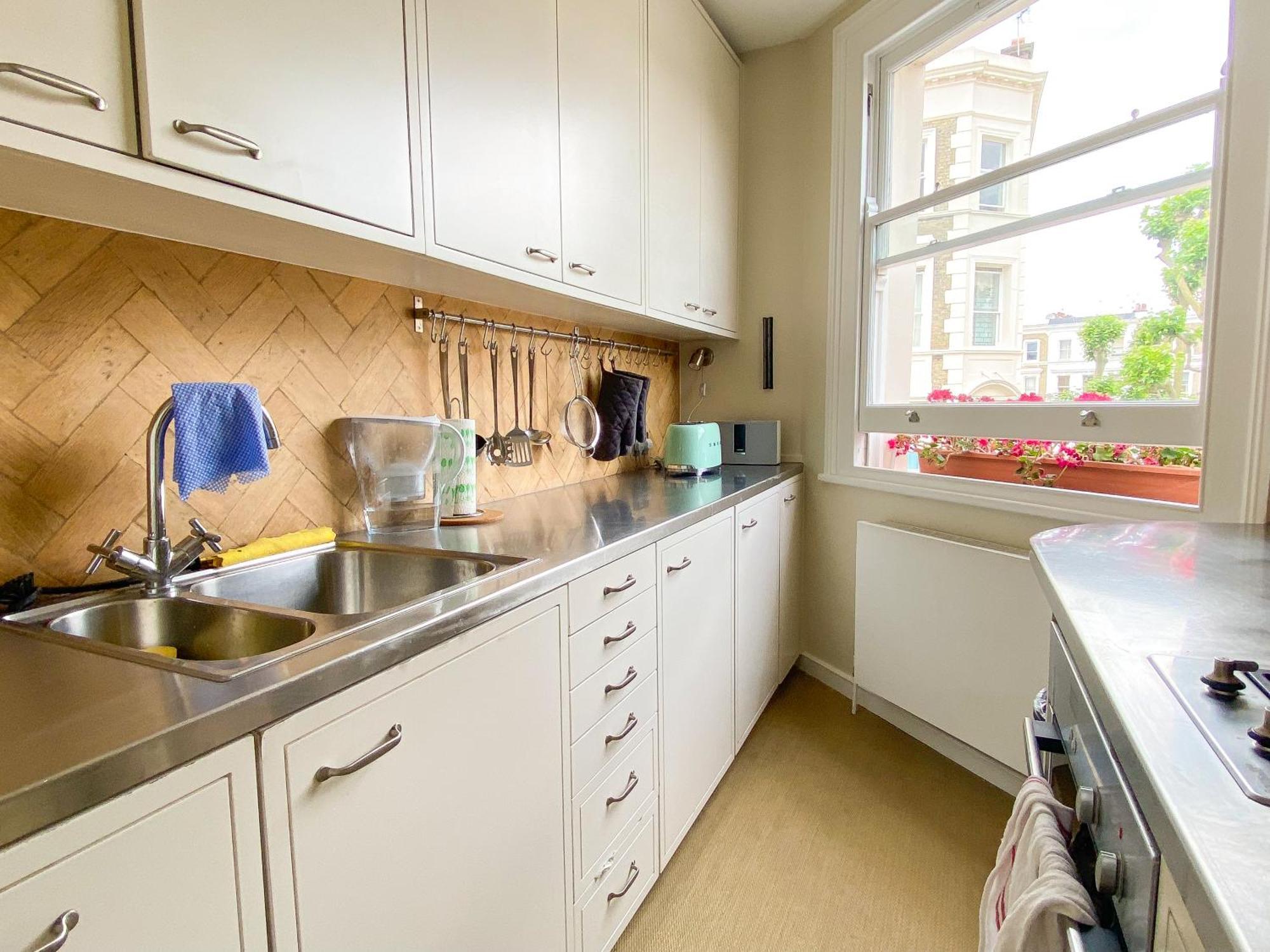 Quaint 1bd Flat Private Balcony West Kensington Apartment