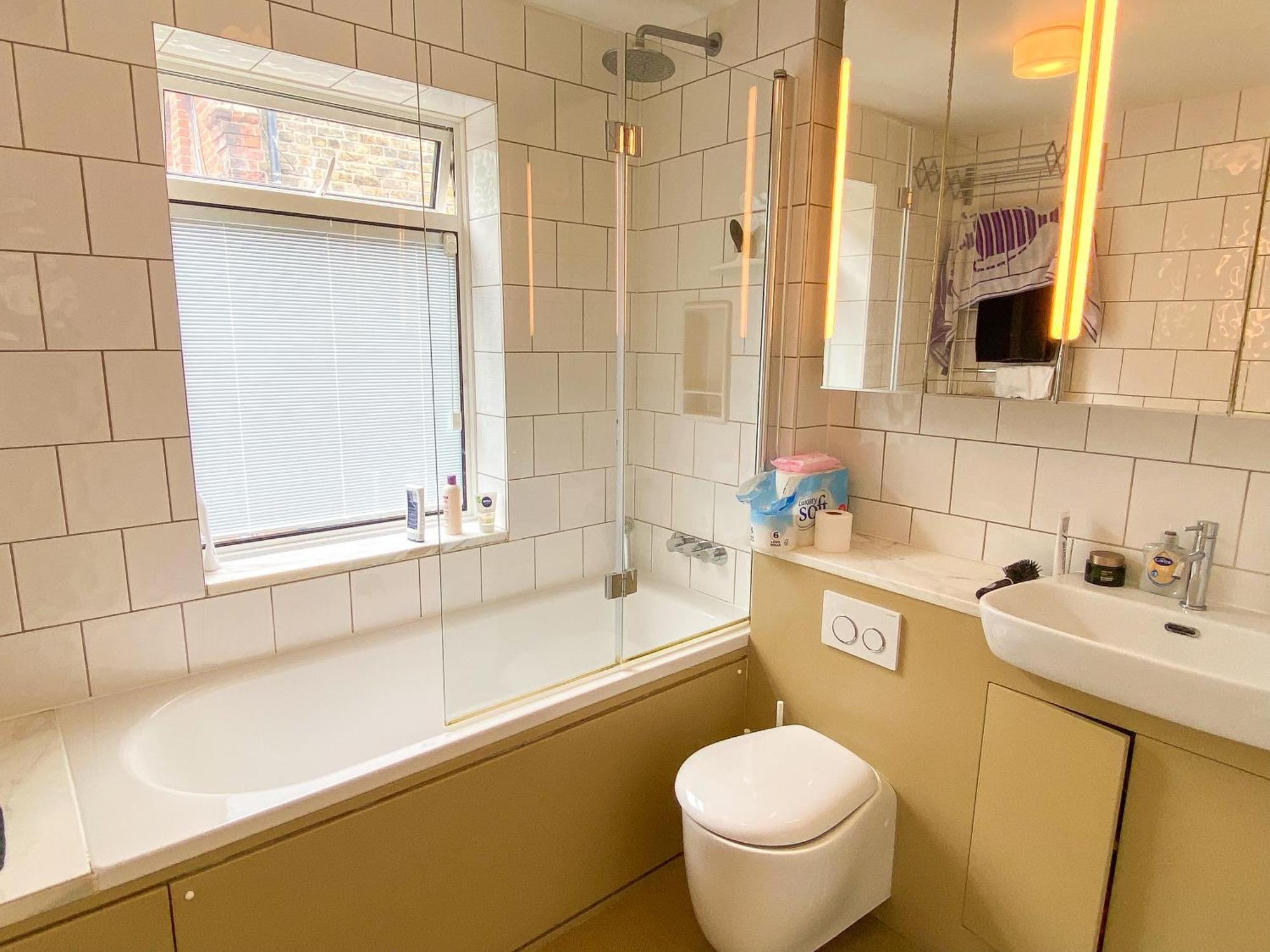 Quaint 1bd Flat Private Balcony West Kensington