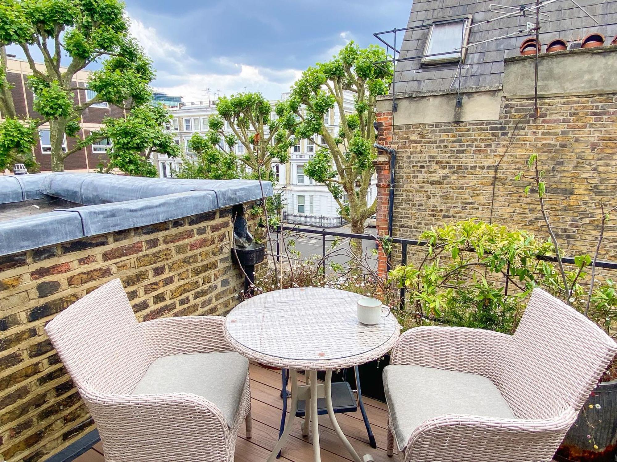 Quaint 1bd Flat Private Balcony West Kensington Apartment London